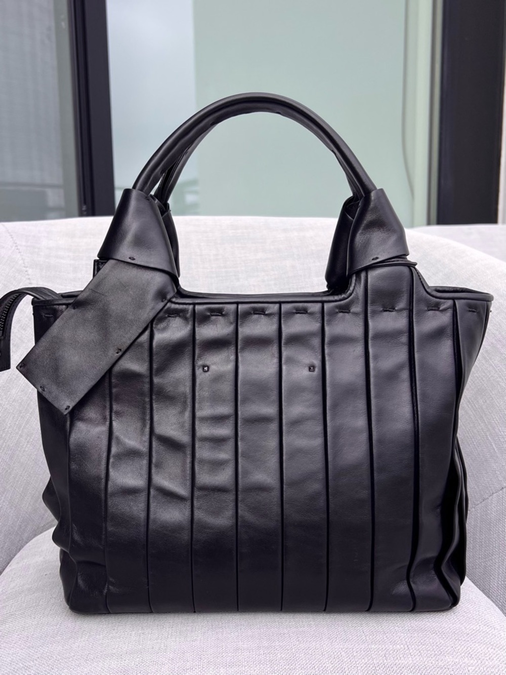 Valentino Garavani Atelier 05 Medium Pleated Black Leather Tote Black - Picture 2 of 11
